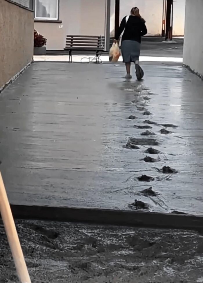 Mujer camina dejando huellas en concreto fresco, ejemplo de cosas que salieron mal y la gente tuvo que compartir.