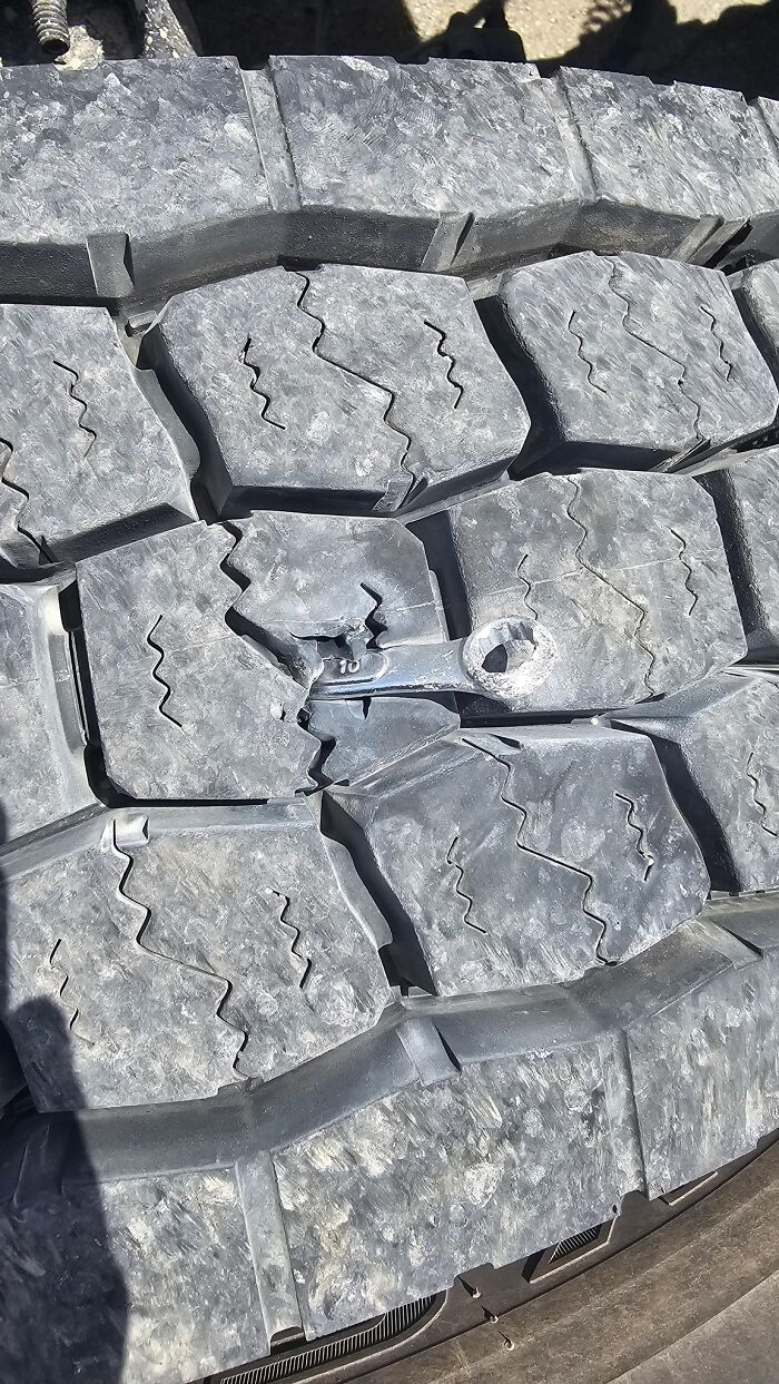 Llave atrapada en llanta agrietada mostrando una de las cosas que salieron mal compartidas por usuarios.