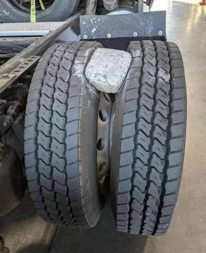 Neumáticos de camión dañados con una piedra atrapada, un claro ejemplo de cosas que salieron mal compartidas por la gente.