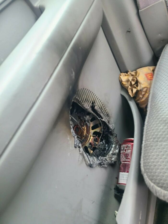 Alt text: Altavoz derretido dentro de un vehículo mostrando un claro ejemplo de cosas que salieron mal compartidas por usuarios.