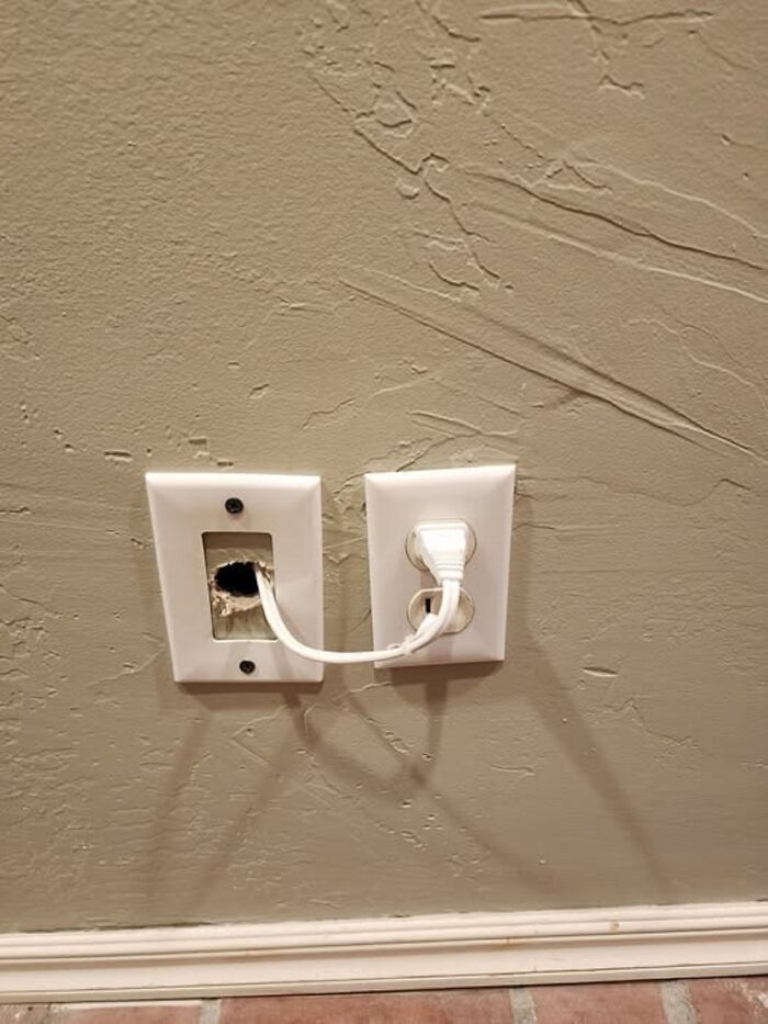 Enchufe conectado a un cable roto dentro de la pared, mostrando una de las cosas que salieron mal compartidas por usuarios.