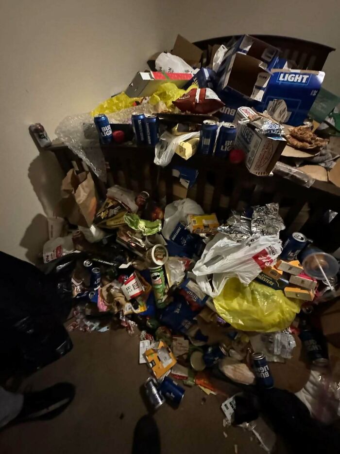 Montón de basura y objetos desordenados en habitación, ejemplificando cosas que salieron mal y la gente compartió.