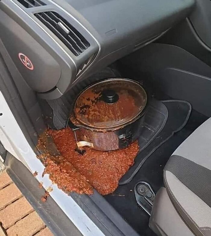 Olla de comida volcó dentro del coche causando desastre, un claro ejemplo de cosas que salieron mal compartidas por usuarios.