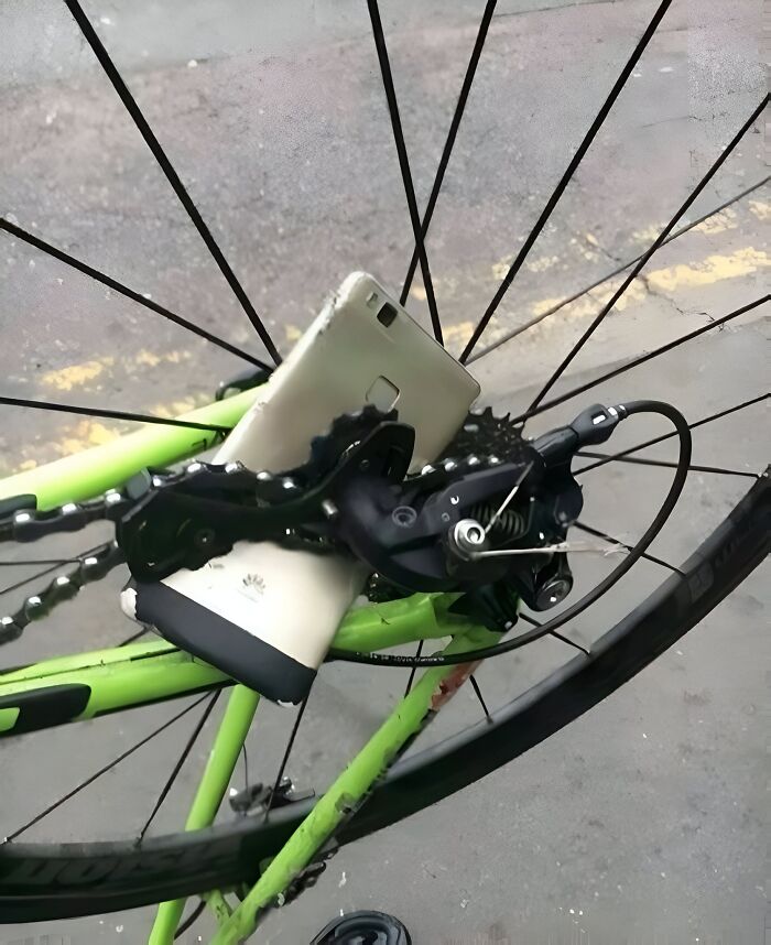 Teléfono atorado en la bicicleta entre la cadena y los engranajes, una de las cosas que salieron mal compartidas por usuarios.