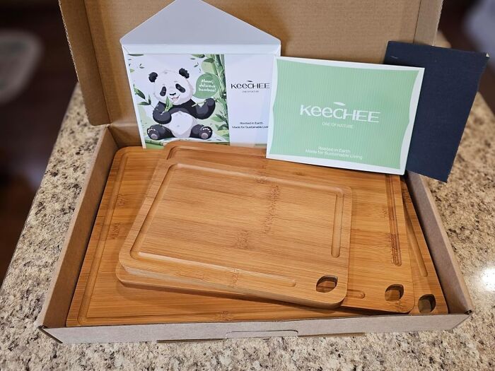 Bamboo cutting boards set inside an open box with Keechee branding, highlighting Amazon Memorial Day bargains.