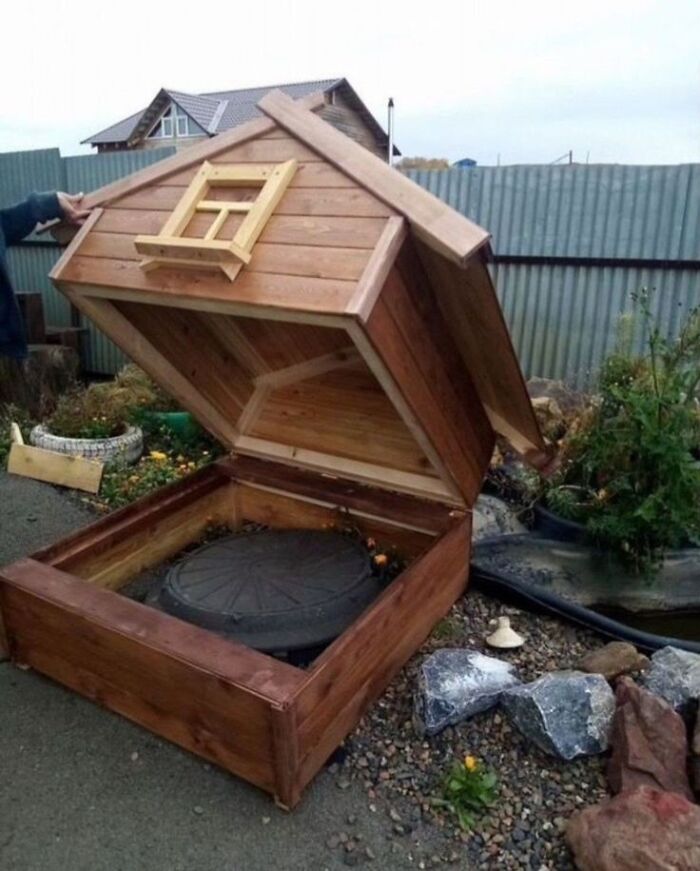 Caseta de madera creativa diseñada para cubrir un contenedor con habilidades destacadas en trabajos con madera.