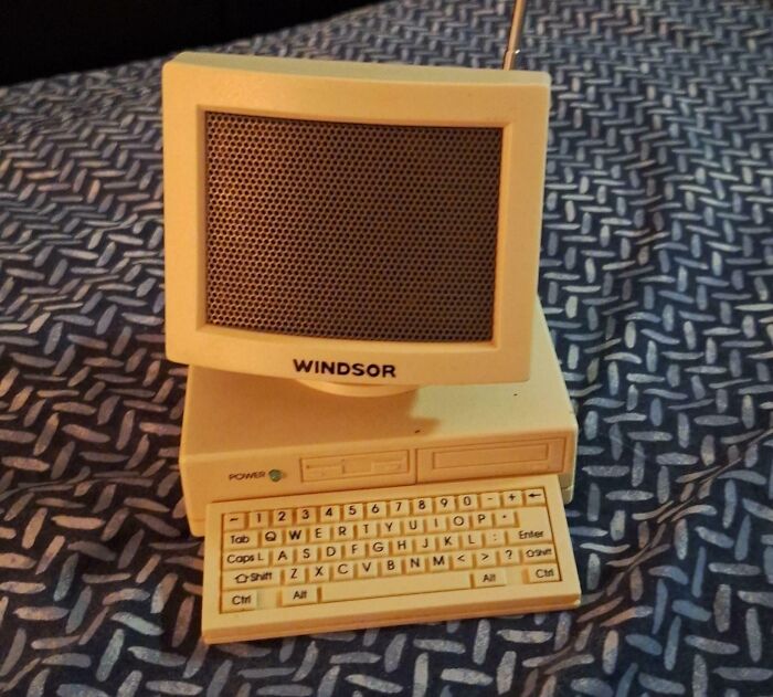 Vintage Windsor computer model with keyboard and antenna, a bizarre thing found in old houses that left everyone confused.
