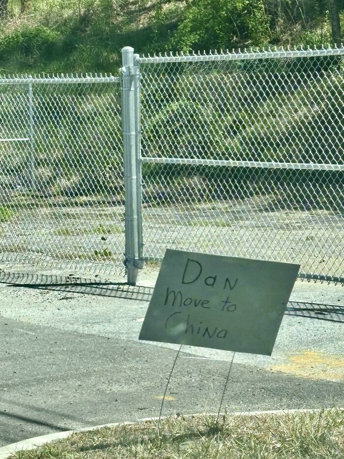 Handwritten roadside sign with humorous message, illustrating people becoming the main characters in the worst and most hilarious way.
