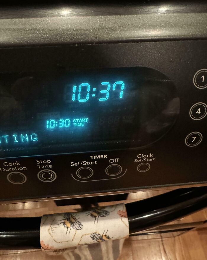 Oven timer displaying start time with a fabric handle cover for a clever overlooked issue solution.