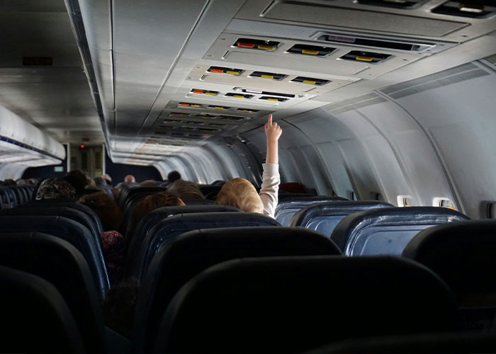 50 Travelling Dramas That Happened Because People Just Can’t Sit In Their Assigned Seats