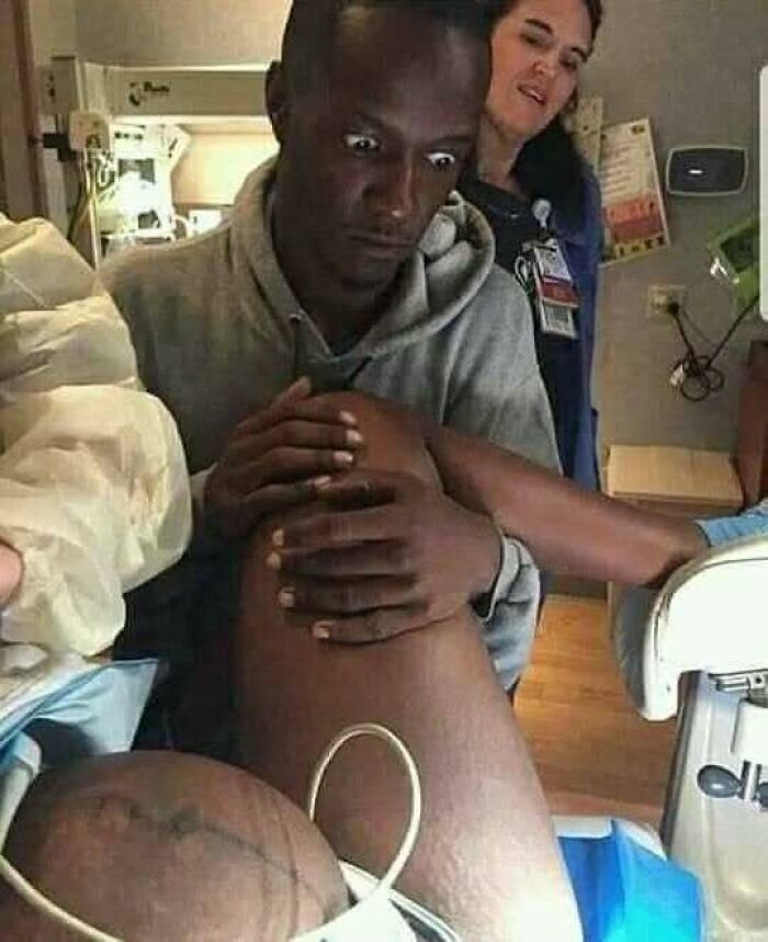 Hombre en hospital sosteniendo pierna con expresión intensa en foto médica con ambiente inquietante y fascinante.