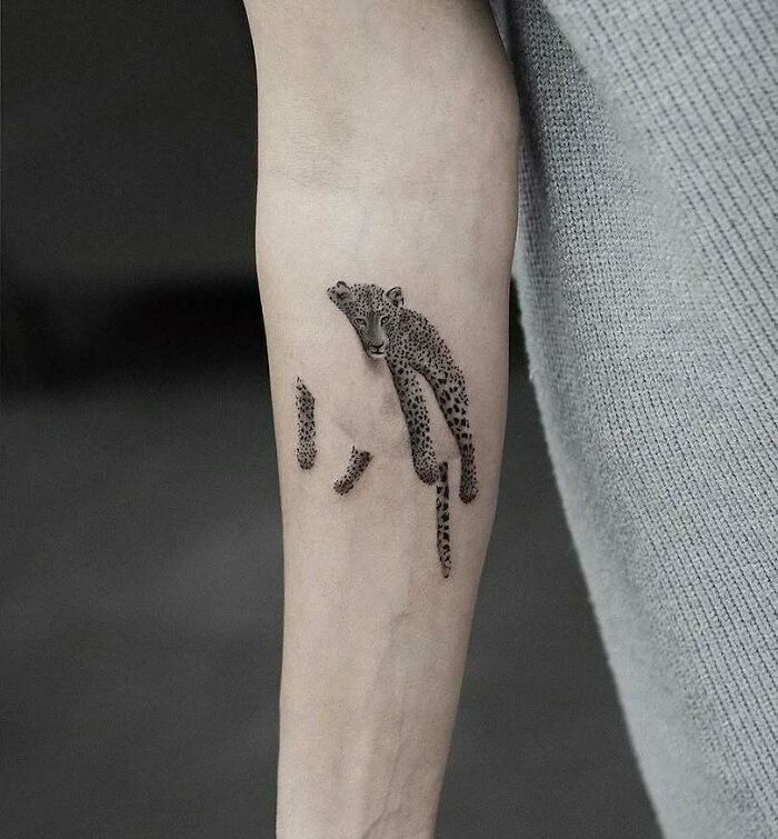 Tatuaje creativo de un guepardo en el brazo, ejemplo destacado en personas que decidieron hacerse tatuajes únicos y originales.