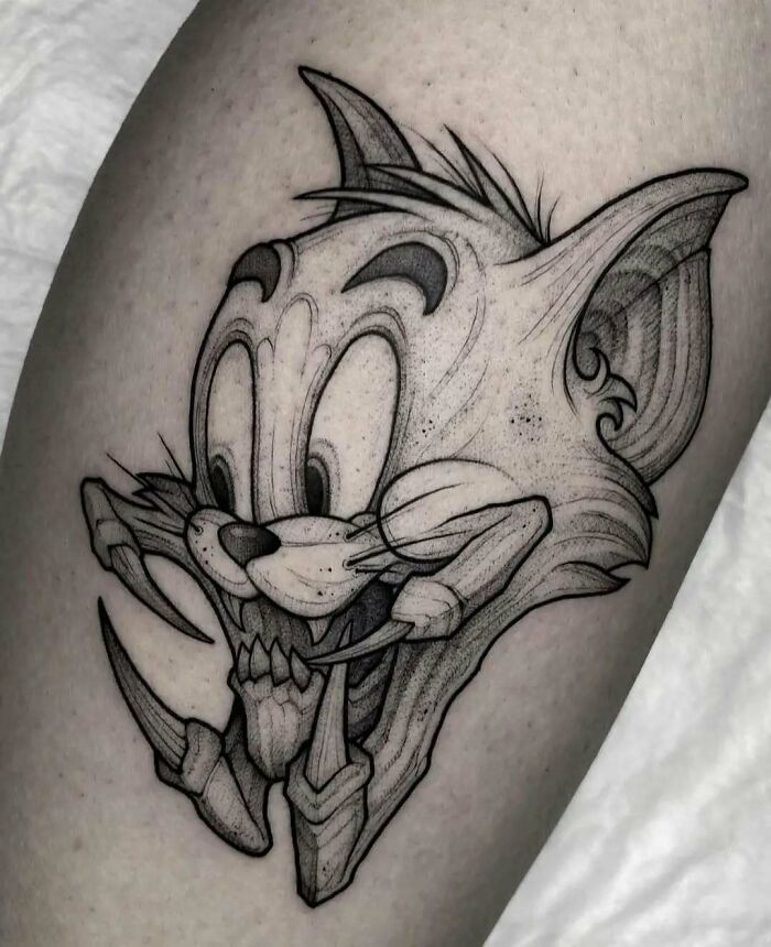 Tatuaje en blanco y negro inspirado en caricatura, destacado entre personas con tatuajes que van de gracioso a terrible.