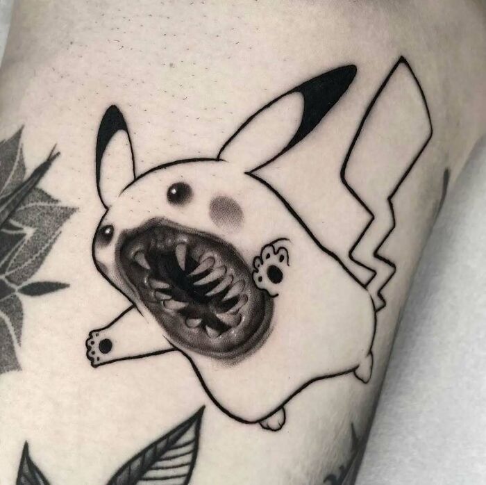 Tatuaje creativo de Pikachu con estilo terrorífico, parte de tatuajes que van de lo gracioso a lo terrible en personas.