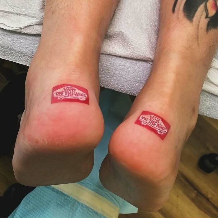 Tatuajes pequeños en talones con el logo Vans, ejemplo de tatuajes que van desde lo gracioso hasta lo terrible.