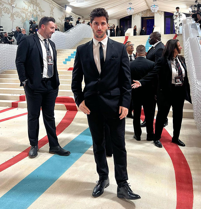 Man in black suit at Met Gala event, attracting massive thirst over guy in Lana Del Rey photo as internet reacts.