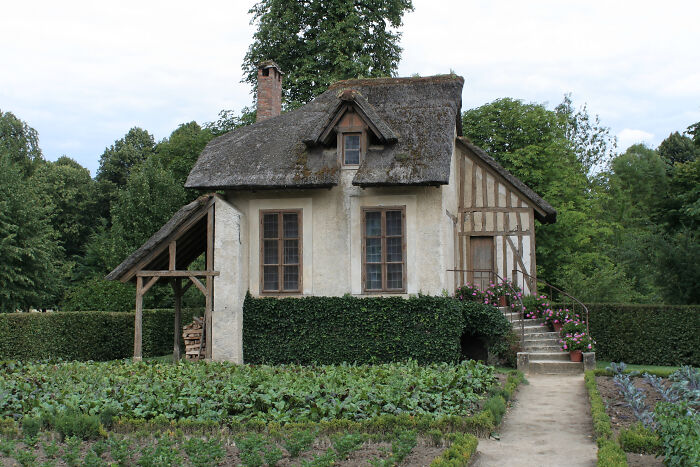 Thatched cottage surrounded by garden and greenery, illustrating surprising facts about royals history and heritage.