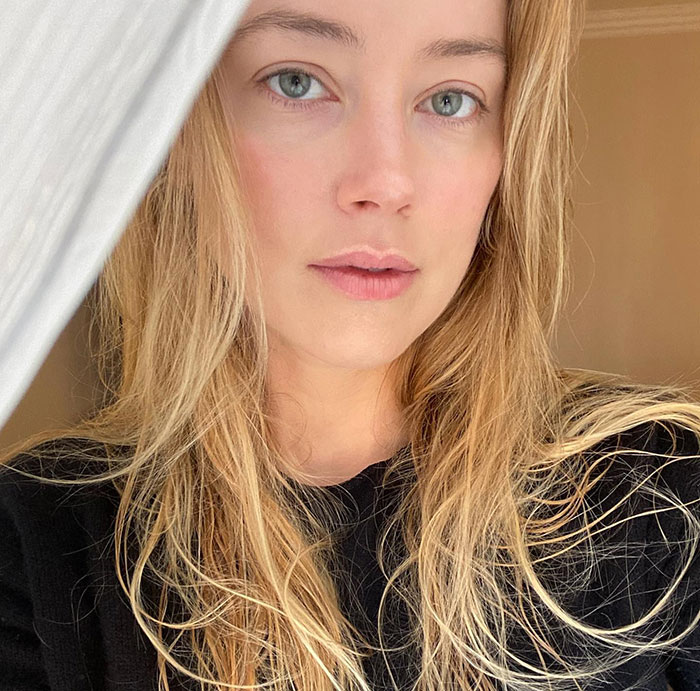 Amber Heard with natural makeup and loose hair, facing public response after twins' birth and potty training news Amber Heard with natural makeup and loose hair, facing public response after twins' birth and potty training news