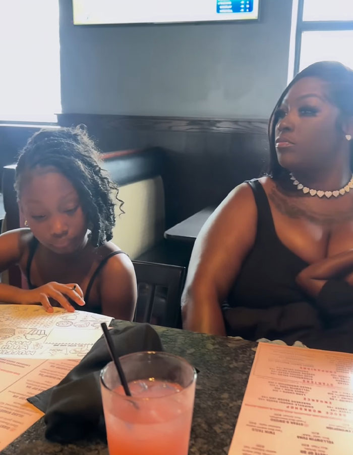 Mother breastfeeding her child at a restaurant while netizens criticize her for not covering up in public.