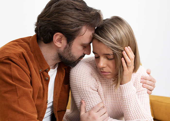 Man comforting woman who looks upset, illustrating emotions related to confessions from people who cheated on partners.