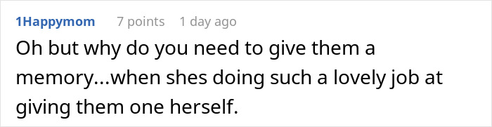 Comment discussing entitlement of a mom interrupting a couple&rsquo;s photoshoot to demand free pictures of her kids.