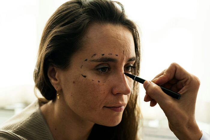 “Bee Sting Lips”: 50 Men Reveal Petty Dealbreakers They Think Women Don’t Notice