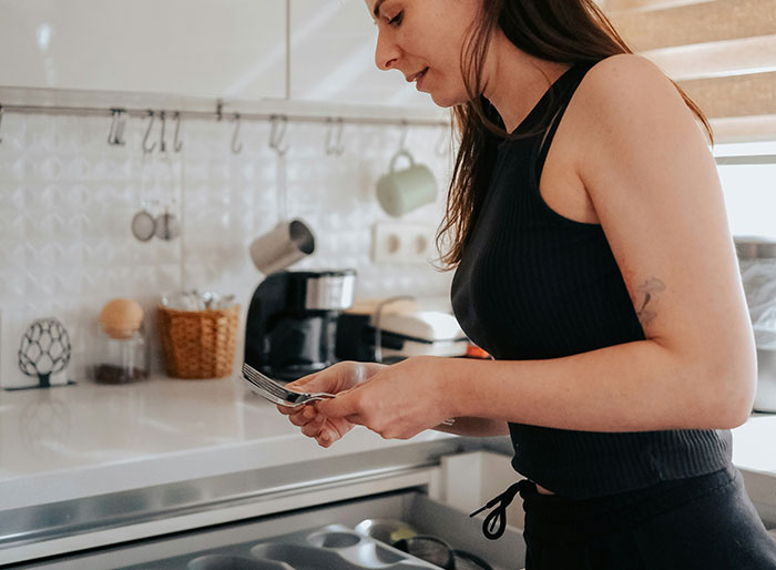 Woman&rsquo;s Kitchen Is Stripped Bare By House-Sitting Friends, Husband Begs Her To Stay Silent