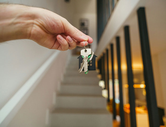 Woman&rsquo;s Kitchen Is Stripped Bare By House-Sitting Friends, Husband Begs Her To Stay Silent