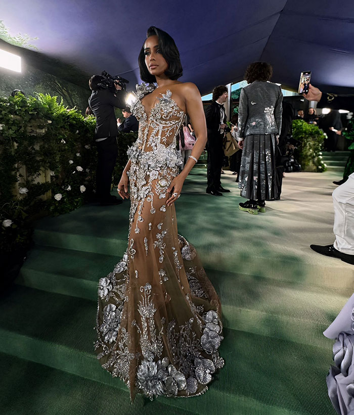 Reporter on the Met Gala red carpet wearing an embellished gown, attracting fans claiming she outshines celebs again. Reporter on the Met Gala red carpet wearing an embellished gown, attracting fans claiming she outshines celebs again.