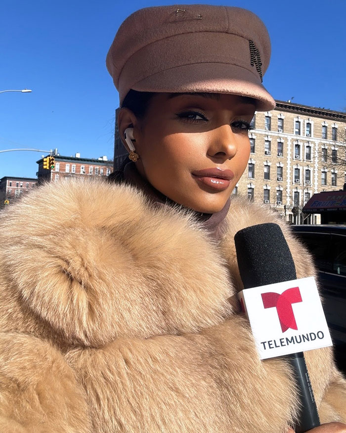 Reporter wearing a fur coat and hat, holding Telemundo mic, praised by fans for outshining celebs on Met Gala red carpet. Reporter wearing a fur coat and hat, holding Telemundo mic, praised by fans for outshining celebs on Met Gala red carpet.