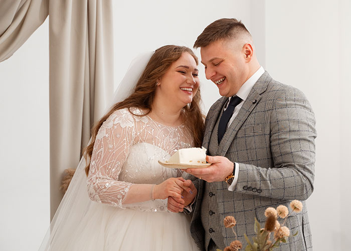 Wedding Guest Witnesses Groom Smearing Cake On Bride’s Face With A Fork, Then Their Divorce Wedding Guest Witnesses Groom Smearing Cake On Bride’s Face With A Fork, Then Their Divorce