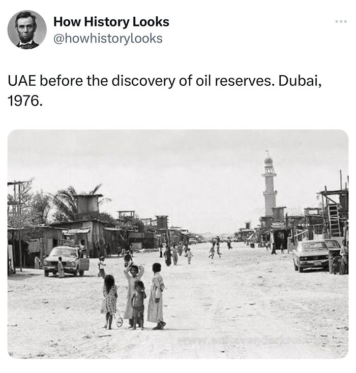 Black and white photo of Dubai in 1976 showing street life and old buildings before oil discovery, a monumental history moment.