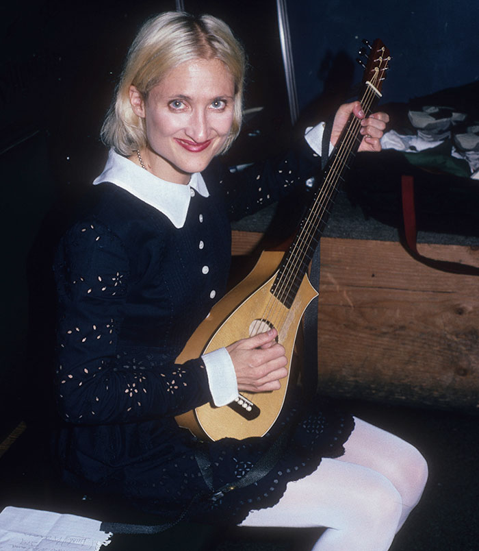 Singer Jill Sobule playing a stringed instrument, known for I Kissed a Girl, before mysterious house fire incident. Singer Jill Sobule playing a stringed instrument, known for I Kissed a Girl, before mysterious house fire incident.