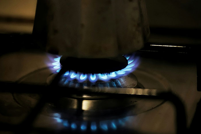 Gas stove burner lit with blue flame, illustrating a precaution that saved lives shared by folks online.