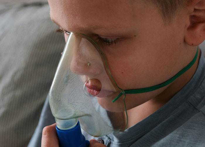 Young patient using oxygen mask, highlighting common reasons patients want to change doctors immediately due to hurtful experiences.