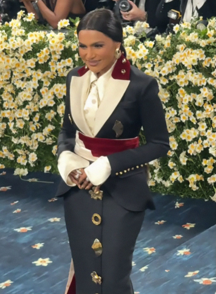 Celebrity posing at Met Gala 2025 with dramatic weight loss, sparking fan reactions and Ozempic sponsorship buzz.