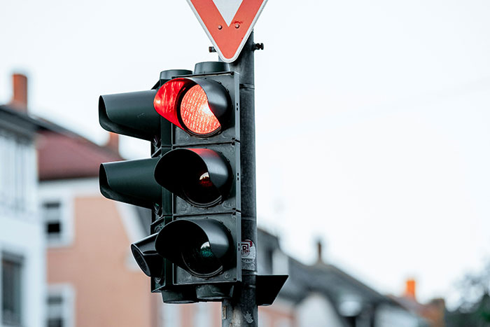 Red traffic light signal on urban street, symbolizing instinct and caution in real-life safety stories.