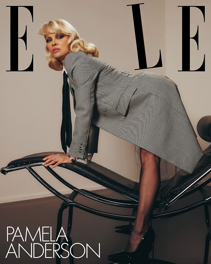 Pamela Anderson posa con estilo glamuroso de los 90 usando maquillaje y traje vintage en portada de revista ELLE. Pamela Anderson posa con estilo glamuroso de los 90 usando maquillaje y traje vintage en portada de revista ELLE.