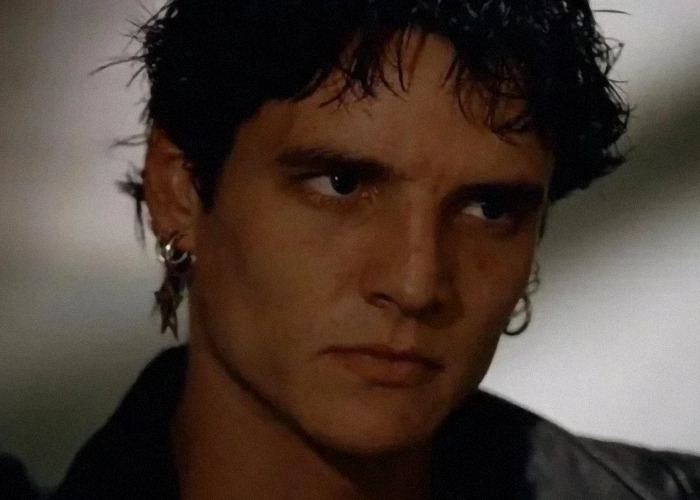 Pedro Pascal with a focused expression, showcasing his jaw, sparking debate over plastic surgery or Ozempic effects. Pedro Pascal with a focused expression, showcasing his jaw, sparking debate over plastic surgery or Ozempic effects.