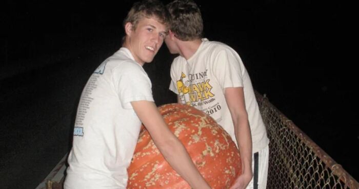 40 Snapshots Of Total Strangers That Accidentally Became Someone’s Treasure