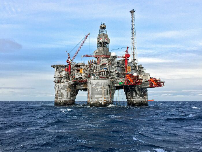 Offshore oil rig in the ocean, representing one of the biggest mistakes that changed the course of history.