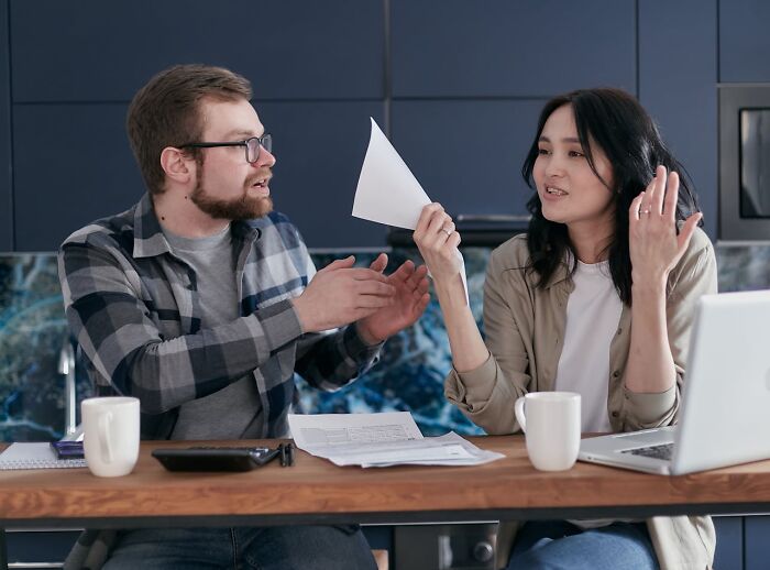 Couple having a serious discussion at home, reflecting on reasons people called off their wedding and starfish’ed through it.