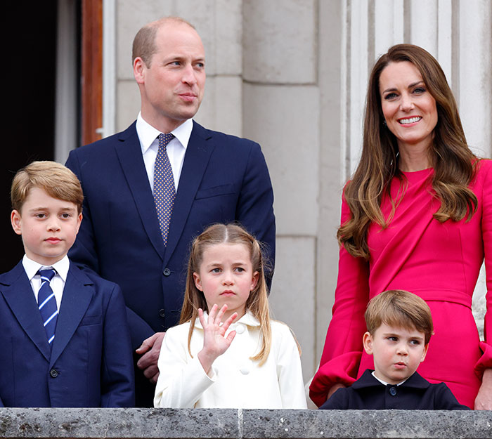 Kate Middleton with family on balcony, right hand belongs to a male sparking editing accusations in portrait debate.