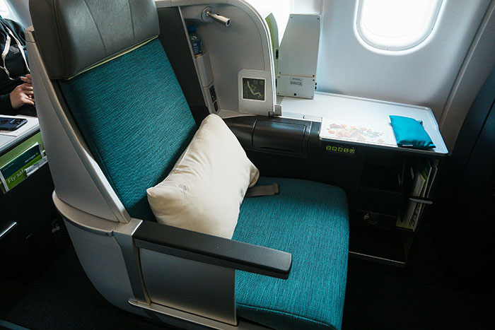 Person Upgrades To Business Class To Escape Mid-Flight Babysitting, Vacation Turns Tense Person Upgrades To Business Class To Escape Mid-Flight Babysitting, Vacation Turns Tense