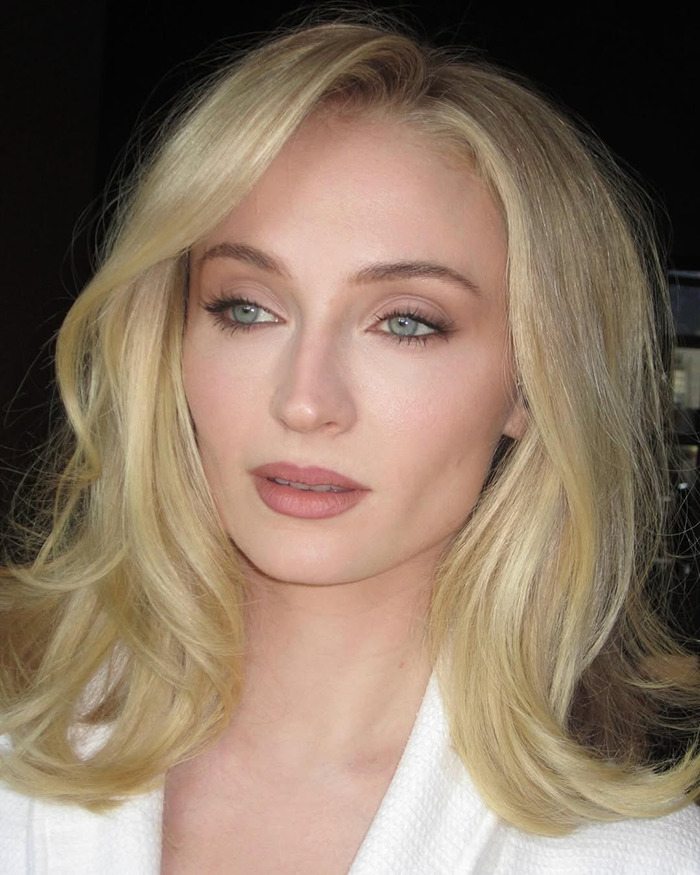 Sophie Turner with blonde hair and natural makeup, sending fans into frenzy with muscular snaps. Sophie Turner with blonde hair and natural makeup, sending fans into frenzy with muscular snaps.