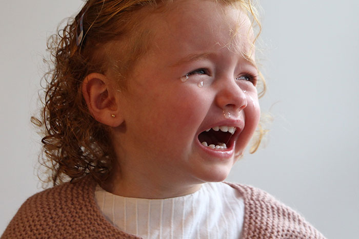Crying toddler upset mid-flight as mom defends her against angry passenger's complaint about fidgeting. Crying toddler upset mid-flight as mom defends her against angry passenger's complaint about fidgeting.