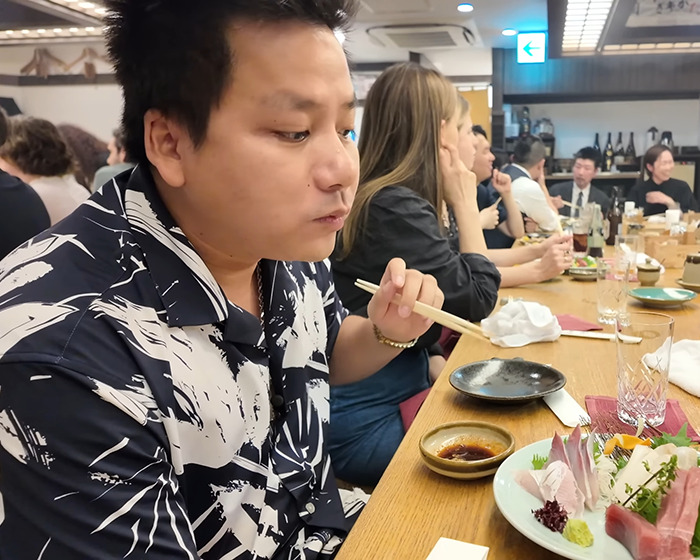 Vlogger eating at a busy restaurant unaware he is sitting next to an A-List star during his entire video recording session