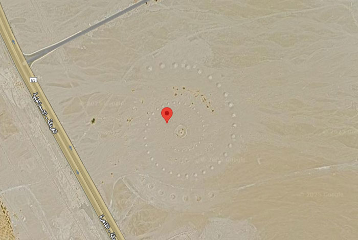 Satellite view of a desert area showing a circular pattern formation of unusual objects on Google Earth.