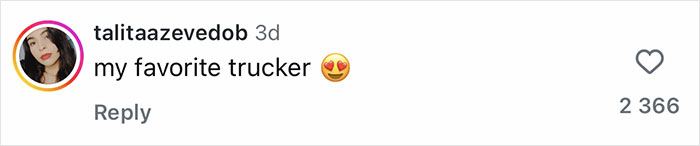 Comment from social media user talitaazevedob expressing admiration with a heart-eyes emoji on a post about a former band member who looks unrecognizable.