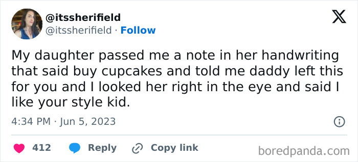 Tweet about a funny mom moment where a daughter leaves a note asking to buy cupcakes, showing humorous parenting.